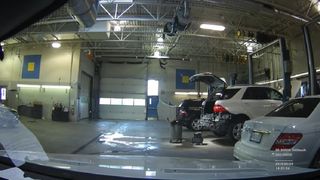 Si-a dus masina la service si a uitat camera de filmat pornita. Ce a descoperit l-a lasat fara cuvinte