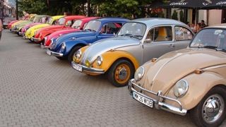 Lux si eleganta la o parada a masinilor de epoca! Modelele astea le vezi doar in reviste