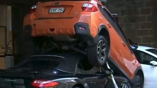 Demential! A parcat un Porsche sub o alta masina, dar nu stie cum