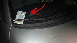 Ai găsit o BANCNOTĂ de 100 lei pe PARBRIZUL maşinii? Sună URGENT la Poliţie