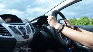 Şoferii de maşini cu volan pe dreapta nu vor mai putea conduce pe drumuri publice dacă nu fac ASTA