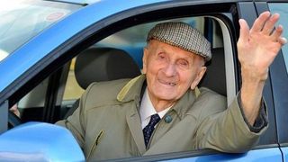 Fără pensionari la volan! Noua lege votată în Camera Deputaţilor ar putea "curăţa" şoselele de bătrânii cu probleme