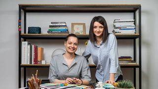 Doua romance au dezvoltat o afacere cu covoare inspirate din folclorul romanesc, produse in China, cu lana din Noua Zeelanda si vopsea din Elvetia