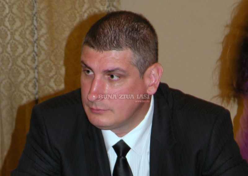 Marius Aur este consilier local si director zonal la un fast food