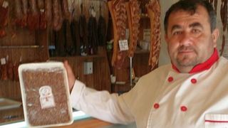 Profit urias pentru singurul producator de mici traditionali din Romania! Ilie Gheorghe a obtinut atestarea micilor de Plescoi