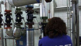 Ministerul Energiei avertizeaza: Cetatenii ar putea ramane fara apa calda si caldura daca disputele intre RADET si Elcen continua