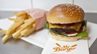 Restaurantul care ofera burgeri gratis pe viata! Trebuie doar sa iti schimbi numele pentru asta! Cum functioneaza oferta!