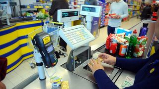 Cat castiga un vanzator in magazinele Lidl. Pe langa salariu, angajatii au si alte beneficii