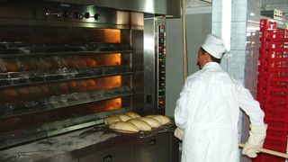 Un patron de brutarie din Galati se chinuie de doua luni sa gaseasca angajati: Nu vor sa munceasca 8 ore pe zi. E pe principiul "Mai bine 5.000 la umbra decat 10.000 la soare"