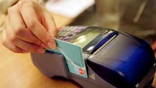 Proiect: ANAF vrea toate datele privind platile cu cardul ale romanilor din magazine