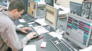 Salariul unui programator poate ajunge si la 4.000 de euro, insa domeniul IT se confrunta cu o criza a fortei de munca