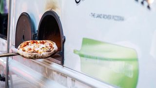 Doi antreprenori au transformat cu 45.000 de euro un Land Rover Defender intr-o pizzerie pe roti. Cum arata "Camionetta", pizzeria mobila