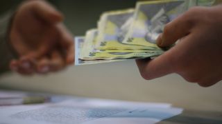 Ministrul Muncii discuta cu sindicatele si patronatele despre majorarea salariului minim pe economie. La cat ar putea ajunge venitul minim garantat