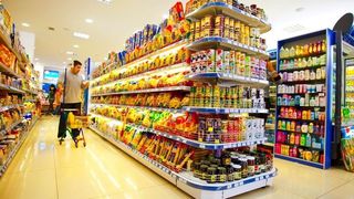 Un cos de cumparaturi costa in Romania mai mult decat in Polonia, desi salariile de la noi sunt de doua ori mai mici!