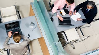 Veste buna pentru cei care au datorii la banci. Guvernul a aprobat o lege prin care recuperatorii nu ii mai pot hartui pe datornici