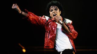 Michael Jackson a castigat 750 de milioane de euro in ultimul an, desi nu mai traieste. Regele Pop ramane in continuare cea mai bine platita celebritate