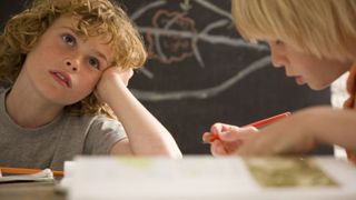 Aproximativ 42% dintre elevii romani de 15 ani sunt analfabeti functional, arata un nou studiu. Copiii stiu sa scrie si sa citeasca, dar nu inteleg textele asimilate