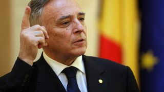Mugur Isarescu: "Masurile discutate in Parlament, de crestere a salariilor bugetarilor, pot genera riscuri inflationiste"