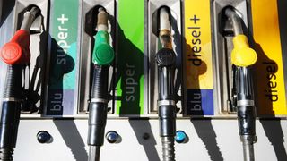 Veste buna pentru soferi in bezinarii. De pe 1 ianuarie, benzina si motorina vor fi mult mai ieftine