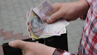 Nivelul salariului minim pe economie ramane la 1.250 de lei, anunta Guvernul, urmand ca viitorul Executiv sa stabileasca valoarea acestuia