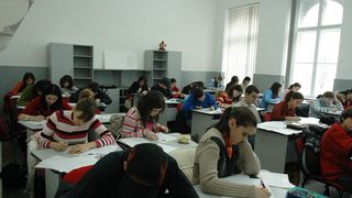 Tinerii ar putea primi 350 de euro de la stat ca sa mearga la scoala