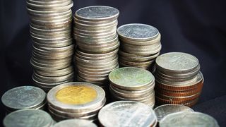 Euro urca din nou peste 4,5 lei, in contrast cu tendinta regionala