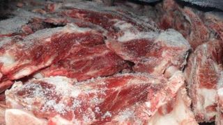 Comerciantii de carne congelata, obligati sa ofere informatii complete pe etichete
