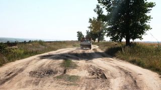 Romania are drumuri ca in Evul Mediu. Mai mult de o treime din reteaua de drumuri publice sunt pietruite si de pamant