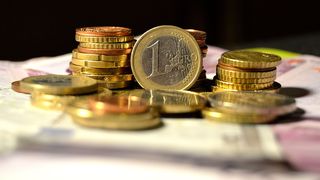 Euro revine la 4,55 lei, nou nivel minim al ultimei luni