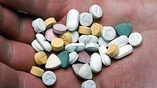 Pensionarii cu venituri din pensii si indemnizatie sociala de pana la 900 de lei vor beneficia de compensare de 90% a medicamentelor