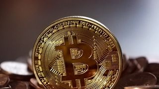 Bitcoin a atins un nou record, de aproape 8.200 de dolari pe unitate