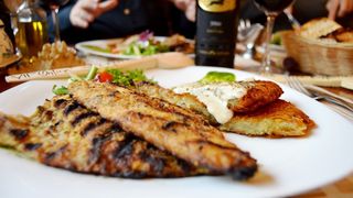 Scade TVA-ul pentru restaurante, cazări sau parcuri de distracţie. De acum va fi mai ieftin să măn&acirc;nci &icirc;n oraş dec&acirc;t să comanzi acasă