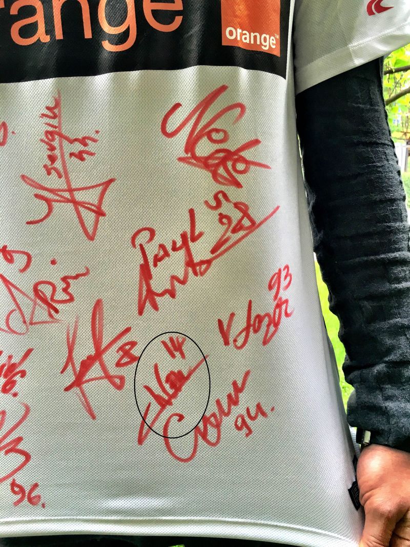 Asa arata autograful lui Ekeng de pe tricoul lui Marius Niculae