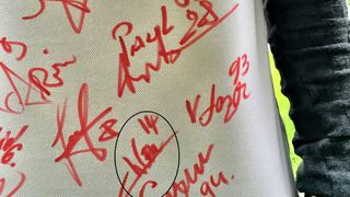 Asa arata autograful lui Ekeng de pe tricoul lui Marius Niculae