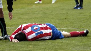 Inca un incident pe terenul de fotbal. Un atacant international a suferit un stop cardiac in timpul unui meci