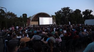 Bucurestenii pot vedea meciurile de la EURO pe un ecran amplasat in Parcul Bazilescu! Din meciurile care incep la 22 se poate vedea o singura repriza!