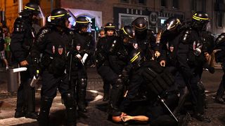 Aproximativ 20 de huligani francezi au fost retinuti la Paris, unde a avut loc meciul dintre Turcia si Croatia