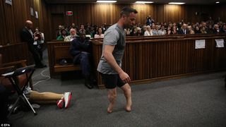 Oscar Pistorius, umilit in sala de judecata. Atletul a facut o demonstratie socanta in fata juratilor pentru a reconstitui noaptea in care si-a ucis iubita