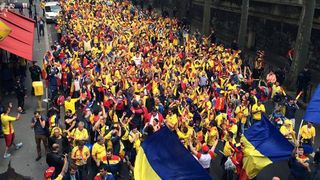 Euro 2016. Imagini istorice cu fanii nationalei Romaniei in drum spre stadionul Parc de Princes. A inceput meciul. Romania - Elvetia 1-0