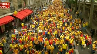 Bulevardele pariziene, pline de fani imbracati in galben. Imagini spectaculoase cu suporterii romani pe strazile franceze