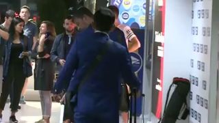 Tricolorii s-au intors in Romania. Fanii nervosi i-au asteptat la aeroport. Chiriches a luat-o fuga