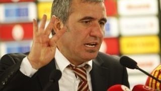 Gica Hagi: "V-ati facut de rusine la Euro, ne-ati facut sa ne simtim umiliti". Acesta cere demisia conducerii FRF in urma prestatiei slabe a echipei nationale la Euro 2016