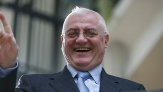 Vesti proaste pentru Dumitru Dragomir. Fostul sef LPF nu mai poate ocupa o functie publica 5 ani dupa ispasirea pedepsei. Are si un sechestru pe imobile de 2,2 milioane de euro