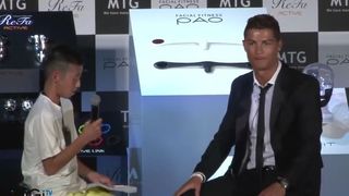 Reactia lui Cristiano Ronaldo cand publicul a inceput sa rada de baiatul japonez care i-a pus o intrebare in portugheza: "De ce faceti asta? Ar trebui sa fiti fericiti"