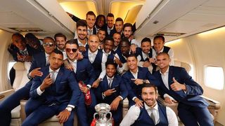 Nationala Portugaliei a ajuns acasa. Mii de oameni i-au asteptat la sosirea la Lisabona