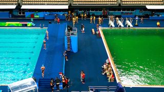 Rio 2016: Apa din piscina a devenit verde, dupa ce luni avea culoarea albastra. Organizatorii nu stiu de ce