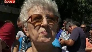 Mii de fani ai echipei Steaua s-au imbulzit la casele de bilete pentru meciul cu Manchester City. Suporterii stau toata familia la coada, chiar si cu bunicile