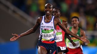 A cazut la jumatatea cursei, s-a ridicat si a castigat medalia de aur. Atletul britanic Mo Farah a tinut publicul cu sufletul la gura la cursa de 10.000 de metri de la Jocurile Olimpice