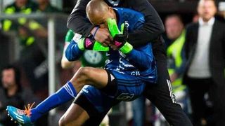 Panica la un meci de fotbal. Un mascat a sarit la gatul portarului