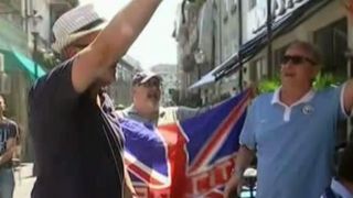 Bere, cantece si fotbal! Suporterii lui Manchester City au facut noapte alba in cluburile din Centrul Vechi